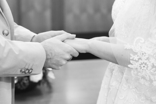 Photographie mariage détail main Naomi Bromley